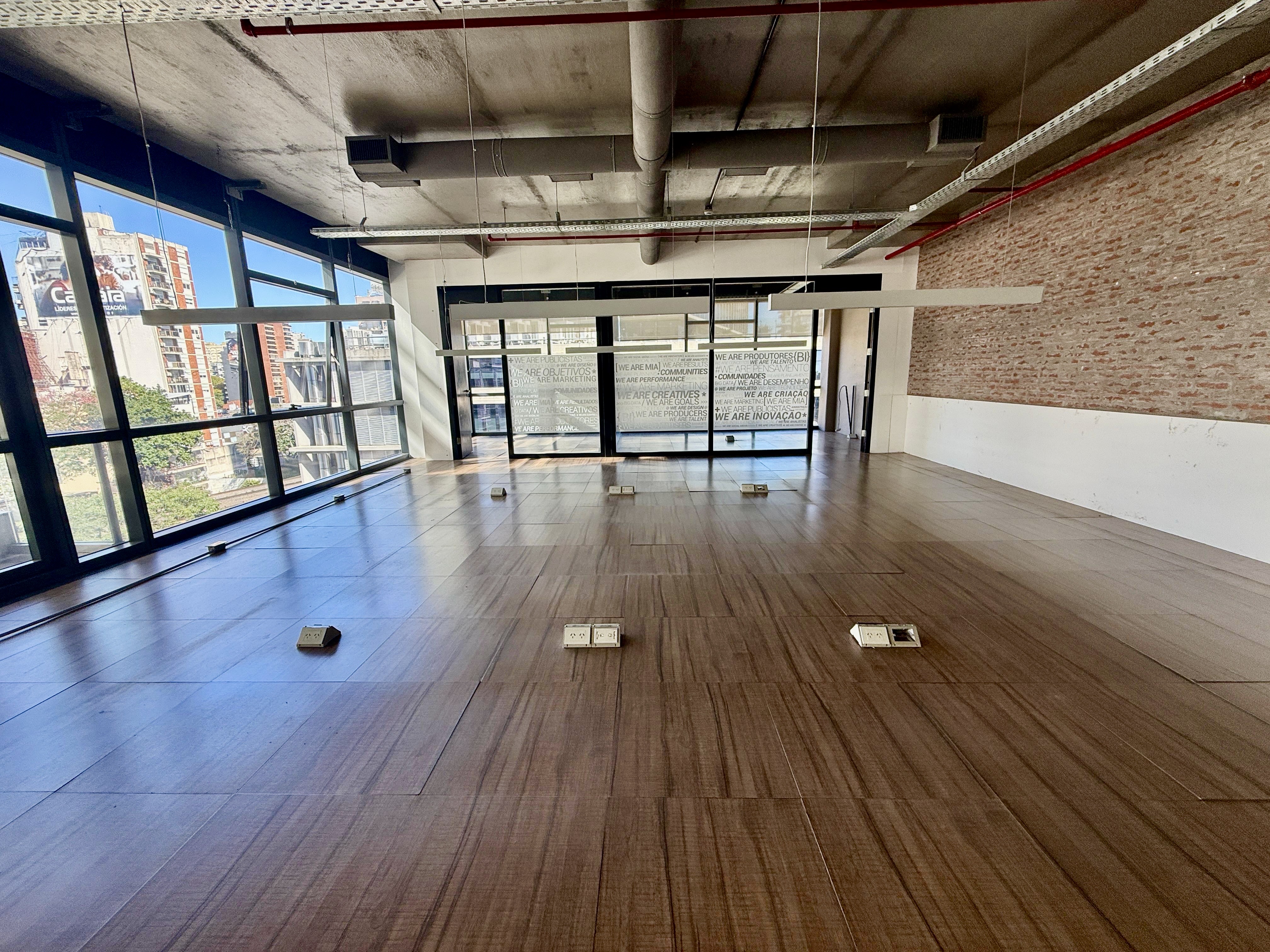 Interior · Vista longitudinal · Piso de madera