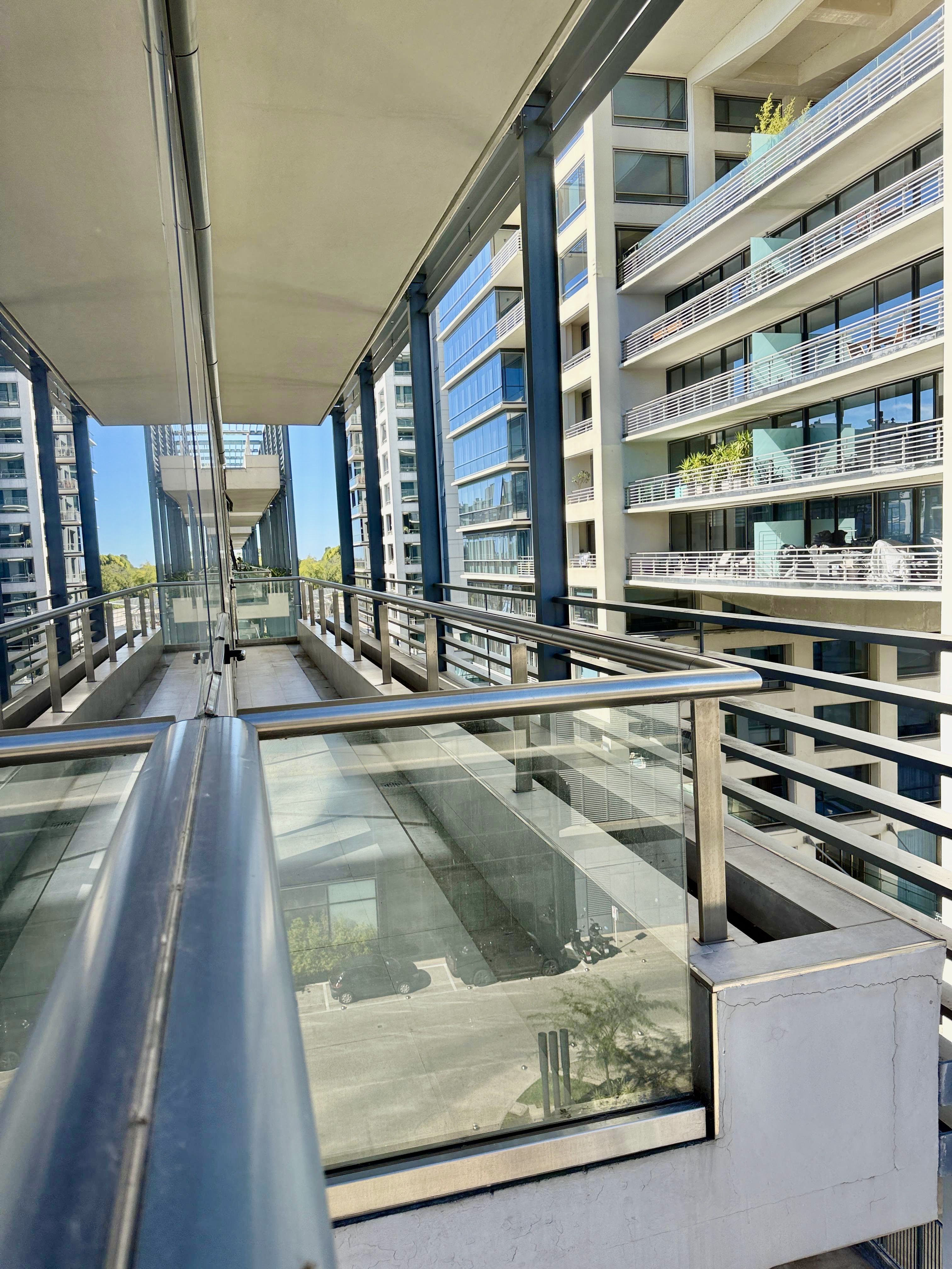 Exterior · Pasarela · Vista al complejo