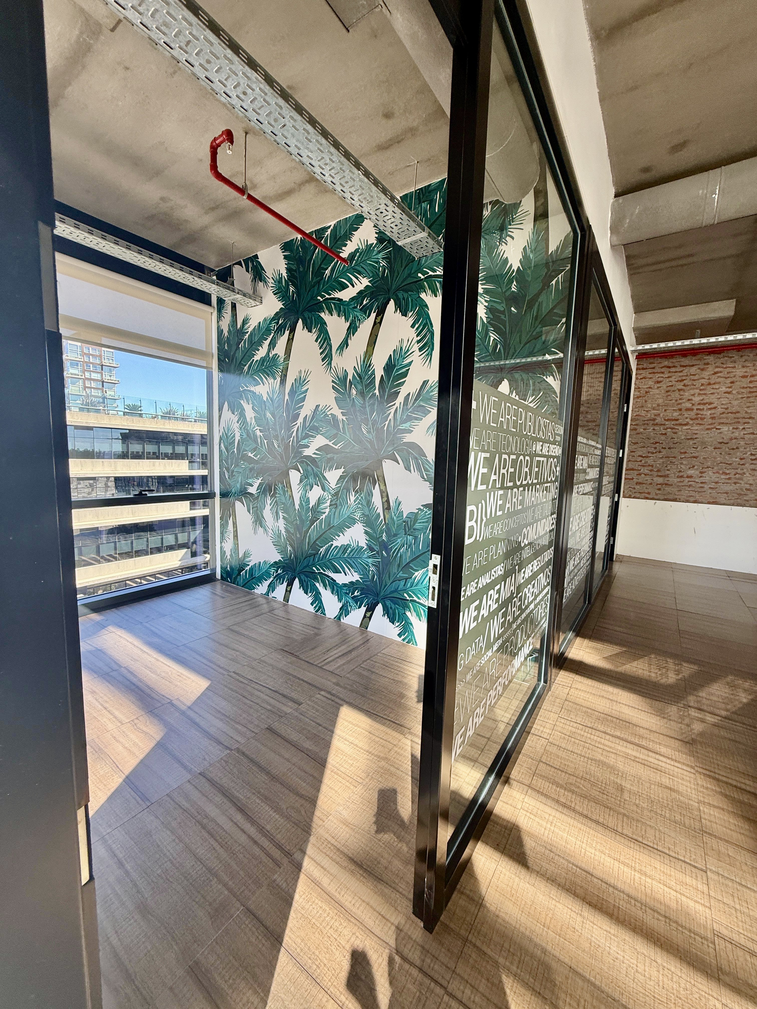 Interior · Box privado · Mural tropical