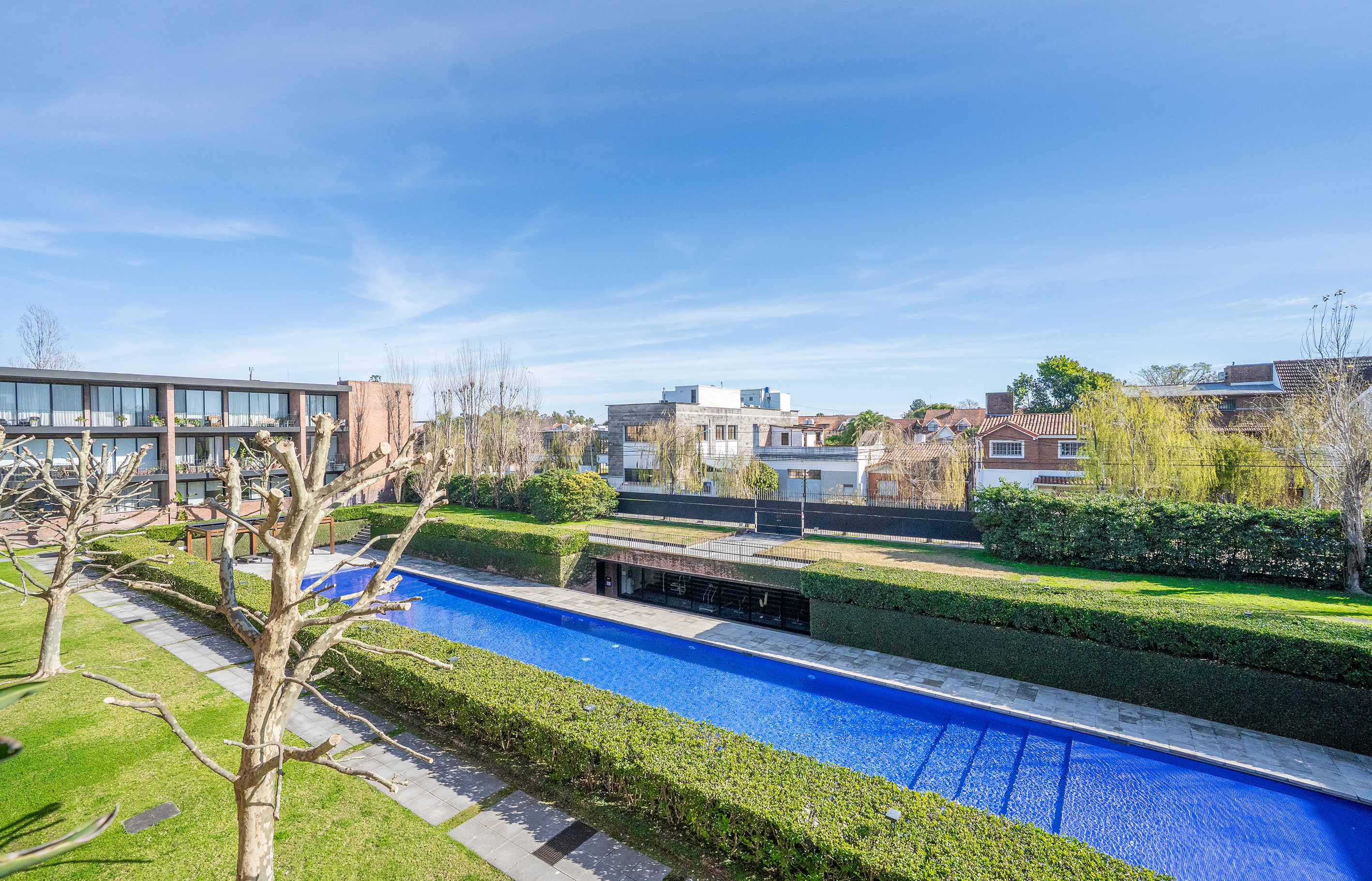 Jardines y piscina